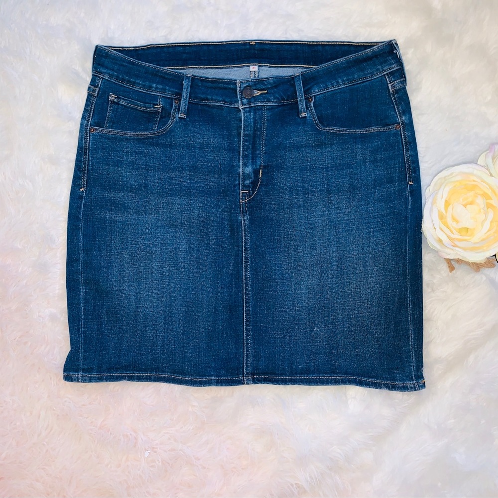 NWOT Levi’s skirt, just above knee, Sz 31